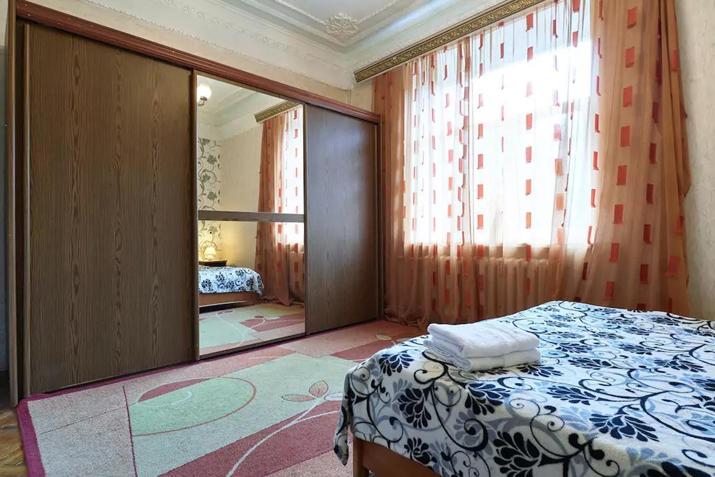 Home Hotel Apartments On Lva Tolstogo Kyiv Exterior photo